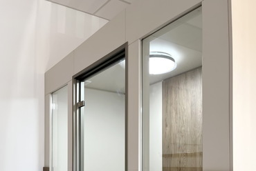 Dual-Door Pro egyedi beltéri nyíló ajtó, szálcsiszolt profil, 10 mm üveg beépítve. Forrás: Dual Glass
