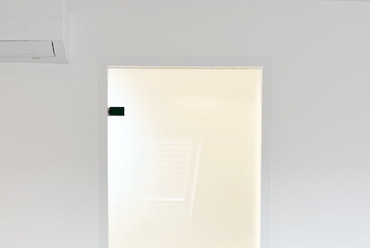 Dual-Door Pro üvegajtó, savmart üveg, fehér RAL profil. Forrás: Dual Glass
