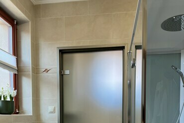 Dual-Door Pro üvegajtó, savmart üveg, szálcsiszolt profil. Forrás: Dual Glass
