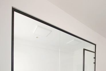 Dual-Office irodai üvegfal fekete profilos, keret nélküli üveg ajtóval. Forrás: Dual Glass
