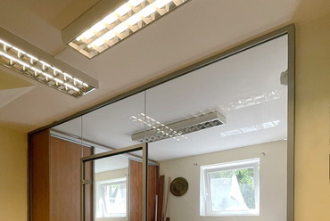 Dual-Office irodai üvegfal szálcsiszolt profilos, keret nélküli üvegajtóval. Forrás: Dual Glass
