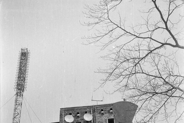 A Távközlési Kutató Intézet épülete (később szálloda) és az antennatorony (1964). Fotó: Léczfalvi/Mezei Attila/Fortepan
