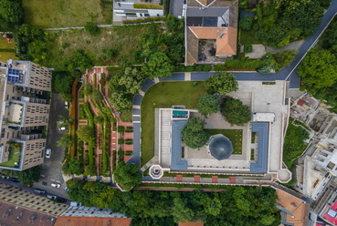 Fentről viszonylag kevesen látják a kertet, ám innen látszik a meglepő beillesztettség. Vezető tervező: Andor Anikó
