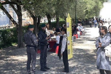 A Yiddishland paviliont-t éppen igazoltatják. A Biennalé rendhagyó "gerillapavilonja" egyszerre művészeti projekt, politikai ellenállítás és a nemzeti paviolonok általános kritikája. Elképzelhető-e az építészet térbeli kisajátítás nélkül? A Yiddishiland egy nem-nemzeti pavilon, egy spekulatív projekt, amely a zsidó diaszpóra építészeti hagyományait, térhez való viszonyát és központi fogalmait felhasználva gondolkozik az építészeti tér nem territoriális jellegéről. 
