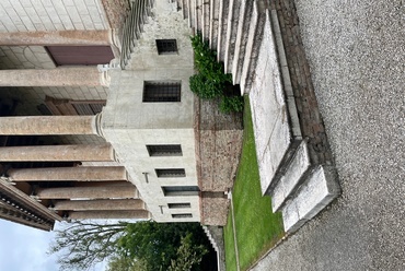 A Velencétől 15 perc autóútra található 16. századi villa a palladiánus villák épülettípusára jellemző arányos 3x3-as osztatú alaprajzzal rendelkezik. A képen az épülettömeghez érzékenyen kapcsolódó lépcsős platformok láthatók.
