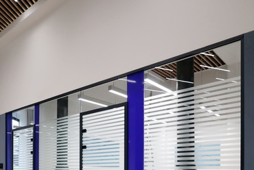 MBH Bank üvegfal, fekete keretes üvegfólia. Forrás: Dual Glass

