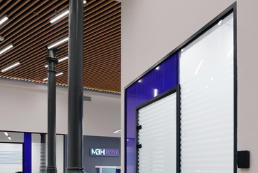 MBH Bank üvegfal, fekete keretes üvegfólia. Forrás: Dual Glass

