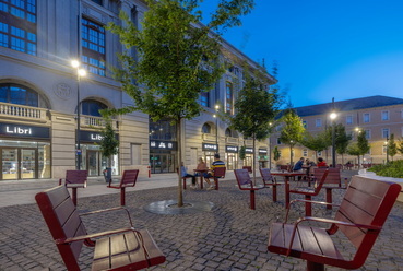 Az új tér természetesen nem oldja meg a lakhatási problémákat, sem az alkoholbetegséget, azonban szemmel láthatóan, az igényesség mégis más magatartást vált ki az emberekből. Nem szűnt meg, de kevesebb a szemetelés, a zaj, a veszekedés… // Vezető tájépítész tervező: Szakács Barnabás
