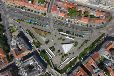 Állandó vita, hogy mennyire zöld/nem zöld a Moszkva, bocs – Széll Kálmán tér. A drónfotó tisztán mutatja, mennyi fa lett elültetve. // Vezető tervező tájépítész: Szakács Barnabás
