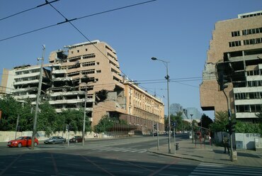 Szerbia és Montenegró hadseregének Vezérkari, illetve a Védelmi Minisztériumi központja a bombázás után; foto: Wiki
