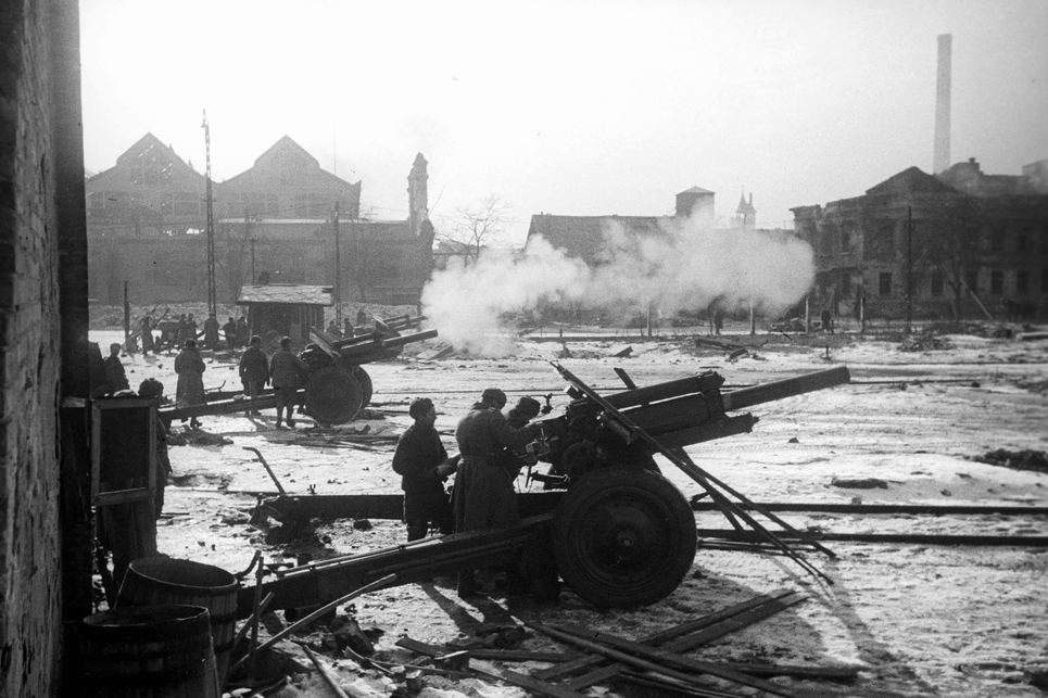 Józsefvárosi pályaudvar, a Kőbányai úton túl a Ganz gyár üzemcsarnoka, 1945. Forrás: Fortepan / Vörös Hadsereg