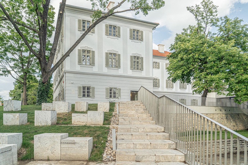 A balatonfüredi Esterházy-kastély Látogatóközpont. Fotó: Fenes Tamás (Építészfórum archívum)
