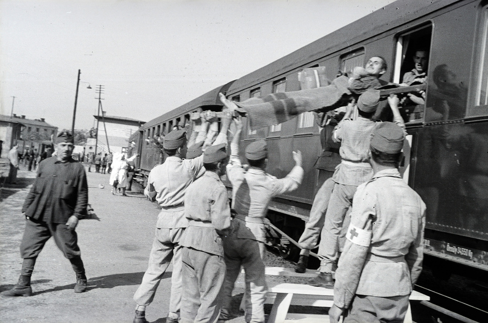 Az 154-es számú vöröskeresztes kórházvonat a Józsefvárosi pályaudvaron, 1942. Forrás: Fortepan / Reményi József
