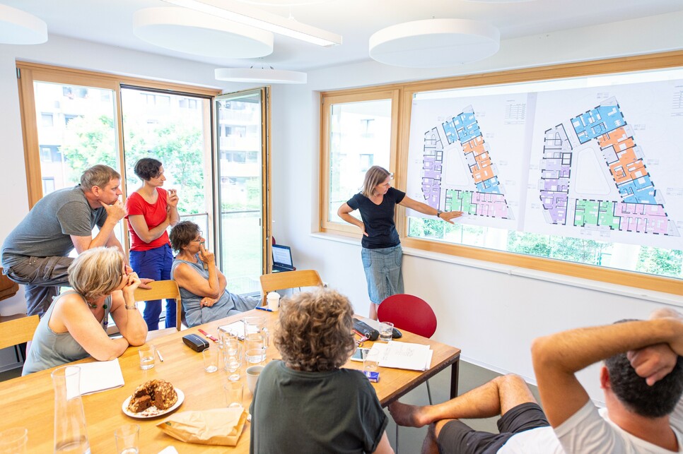 A bécsi hauswirtschaft cohousing egyik közösségi tervezési alkalma - alaprajzok közös tervezése.
Forrás: Luiza Puiu