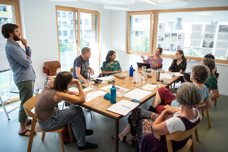 A bécsi hauswirtschaft cohousing egyik együtt-tervezési alkalma - példaépületek közös elemzése.
Forrás: Luiza Puiu