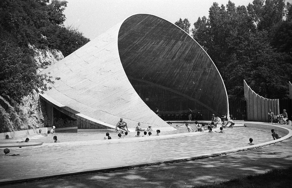 Miskolctapolcai barlangfürdő, Kagyló-medence 1972-ben. Fortepan 61348. Forrás: Wikimedia