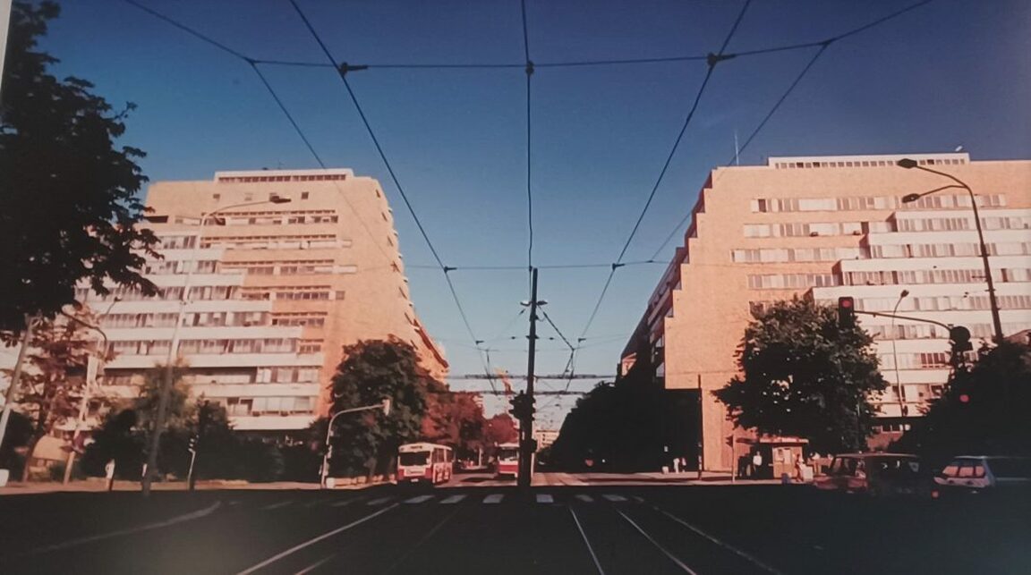 Az épület az 1999-es bombázások előtt; fotó: portalforum.rs (sa izložbe u Galeriji SANU)

