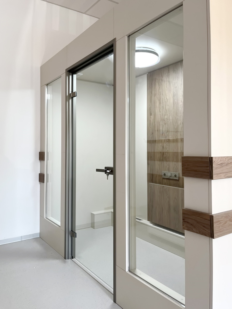 Dual-Door Pro egyedi beltéri nyíló ajtó, szálcsiszolt profil, 10 mm üveg beépítve. Forrás: Dual Glass