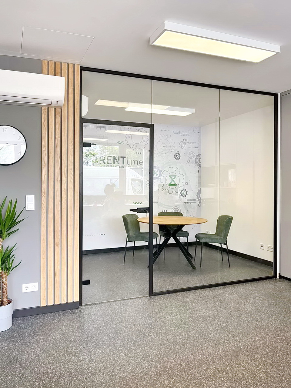 Dual-Office fekete keretes irodai üvegfal üvegajtóval. Forrás: Dual Glass
