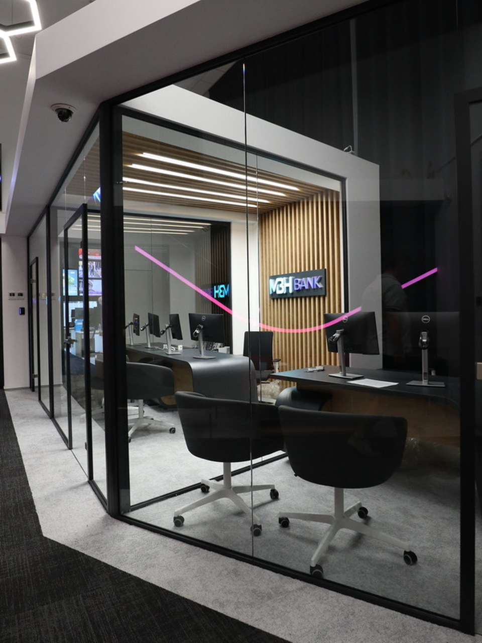 MBH Bank iroda üveg válaszfal. Forrás: Dual Glass
