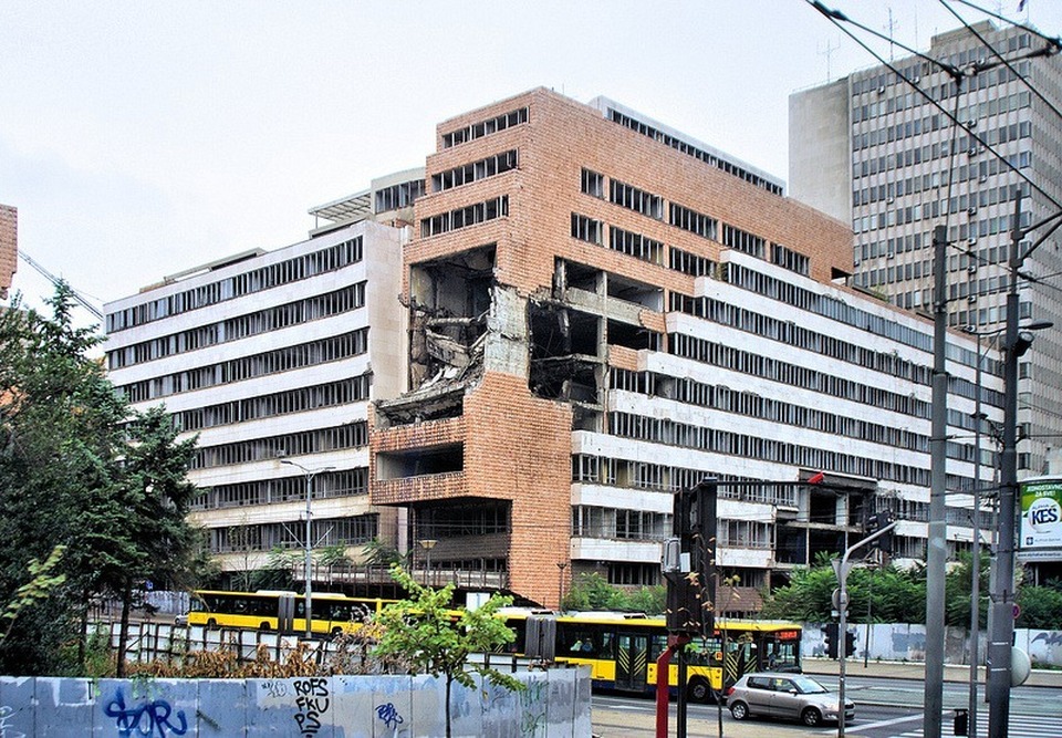 Szerbia és Montenegró hadseregének Vezérkari, illetve a Védelmi Minisztériumi központja a bombázás után; foto: Wiki