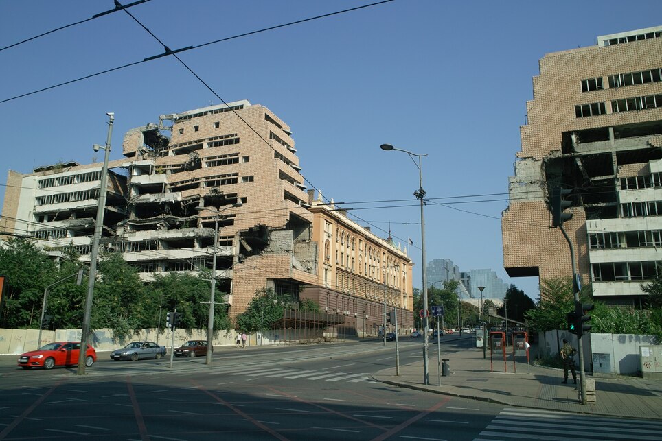 Szerbia és Montenegró hadseregének Vezérkari, illetve a Védelmi Minisztériumi központja a bombázás után; foto: Wiki