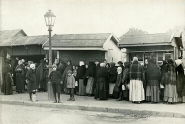 Teleki László tér, nők és gyermekek tejért állnak sorba, 1915. Forrás: Fortepan / Országos Széchényi Könyvtár
