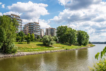 A szigeten túl az angyalföldi Marina Part autómentes Dunapartja húzódik, ami közel húsz éve nyerte el a mai formáját.

 
