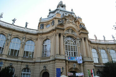 A Mezőgazdasági Múzeum barokk épülete és főbejárata a Vajdahunyad vára belső kertje felől (2011). Fotó: ato - Indafotó/Wikimedia Commons
