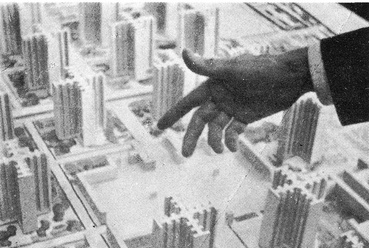 Le Corbusier keze, amint a Plan Voisin-t prezentálja 1925-ben
