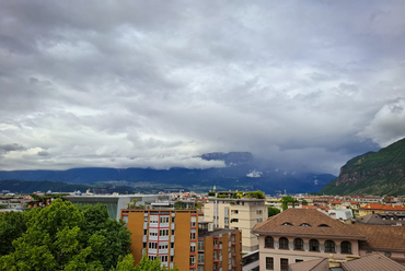 Panoráma a Bozen-Bolzanoi Szabad Egyetem teraszáról. Fotó: Hulesch Máté
