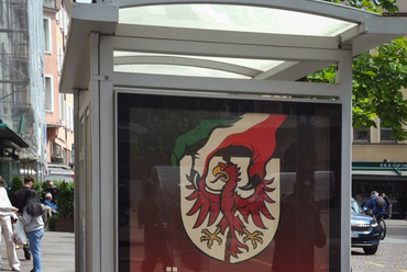 "A dél-tiroliakat elárulták! Autonómia eladva!" A Dél-tiroli Hazafias Szövetség plakátja. Fotó: Hulesch Máté
