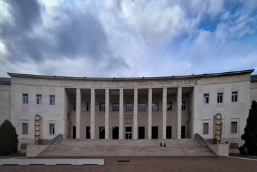 Bozeni Tartományi Bíróság (Landesgericht Bozen / Tribunale di Bolzano). Építészek: Paolo Rossi de Paoli és Michele Busiri Vici. Fotó: Hulesch Máté
