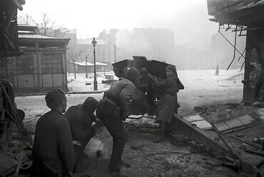 Teleki László tér, a háttérben a Szerdahelyi utca és a Bauer Sándor (Erdélyi) utca közötti házsor, 1945. Forrás: Fortepan / Vörös Hadsereg
