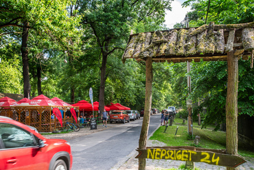 A sziget közepén végigfutó útról nyílnak a különböző telkek, köztük újabb vendéglátóhelyek. A járda nélküli, keskeny aszfaltcsík korlátlanul nyitva áll a gépjárműforgalom előtt, ami a nyári hétvégéken egyre kaotikusabb állapotokat okoz.
