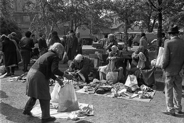 Teleki László tér, kirakodóvásár, háttérben a Dobozi utca sarkán álló ház látszik, 1989. Forrás: Fortepan / Urbán Tamás
