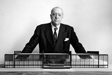 Mies Van der Rohe a Crown Hall modellej felé magasodva // fotó: Arthur Siegel // Chicago History Museum #ICHi-15955. 
