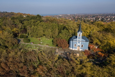 Madártávlatból, kivételesen nem a Balaton felé fordulva.  // Szent Erzsébet emlékpark, Balatonboglár, Vezető tervező tájépítész: Dömötör Tamás 
