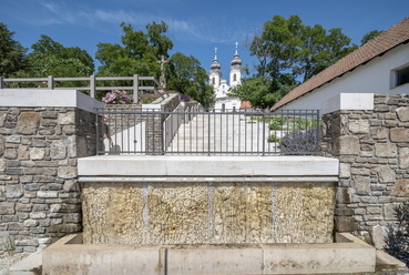 A utcára merőleges minivízesés a Templomhoz vezető lépcsősor kapuja – hogy teljes legyen a képzavar, de csak ebben a mondatban. // Tihany

