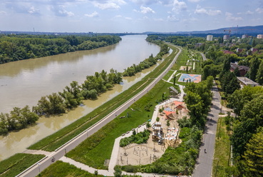 Hosszabb, mint széles. Eddig gát volt, most park. Óbudán található az eddigi lenagyobb ökologikus szemlélettel épült park. // Pünkösdfürdő park, vezető tervező tájépítész: Szalkai Adrienne
