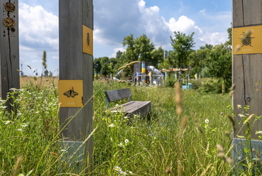 A park egyben szemléletformáló tanösvény is. Felhívja a figyelmet a természet értékeire. A természet sokszínűségének jelentőségét hangsúlyozni kell. Ebben kitűnő példát mutat a parkot végigkísérő magyarázó táblák, oszlopok sora. // Pünkösdfürdő park
