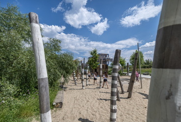 A nagy homokfelületek mintha kicsit visszahoznák vízpart érzését a játszótéren is. . // Pünkösdfürdő park
