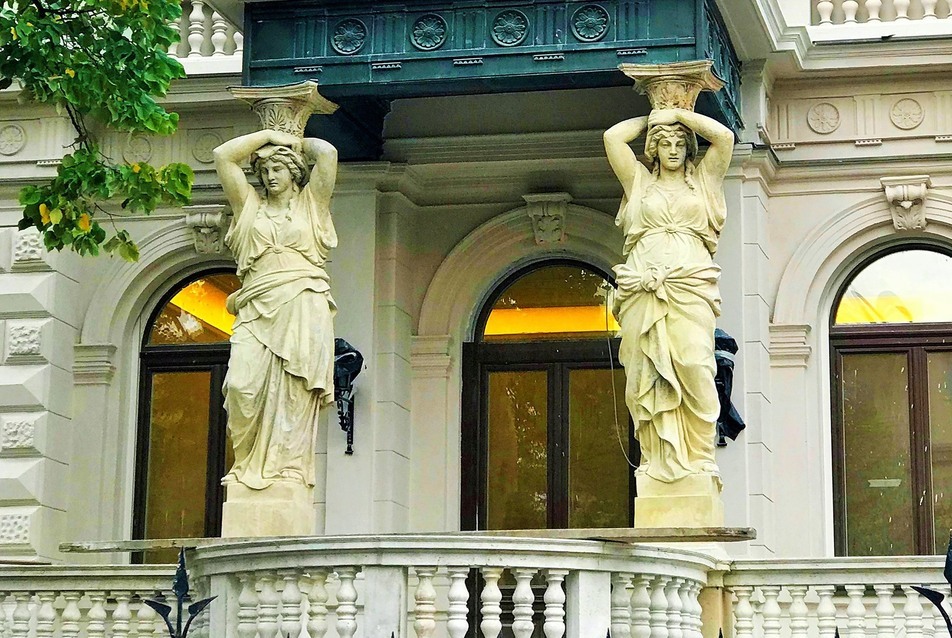 Városi séta az Andrássy út pazar villái és palotái között