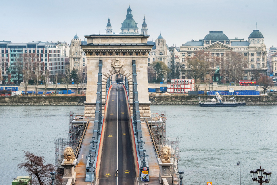 Lánchíd, háttérben a Széchenyi tér.

Fotó: Gulyás Attila
