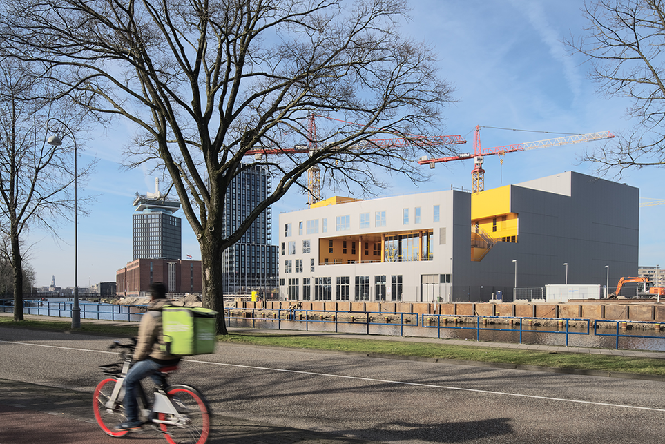 Ector Hoogstad Architecten: Hyperion Lyceum, Amesterdam. Fotó: Petra Appelhof / archello
