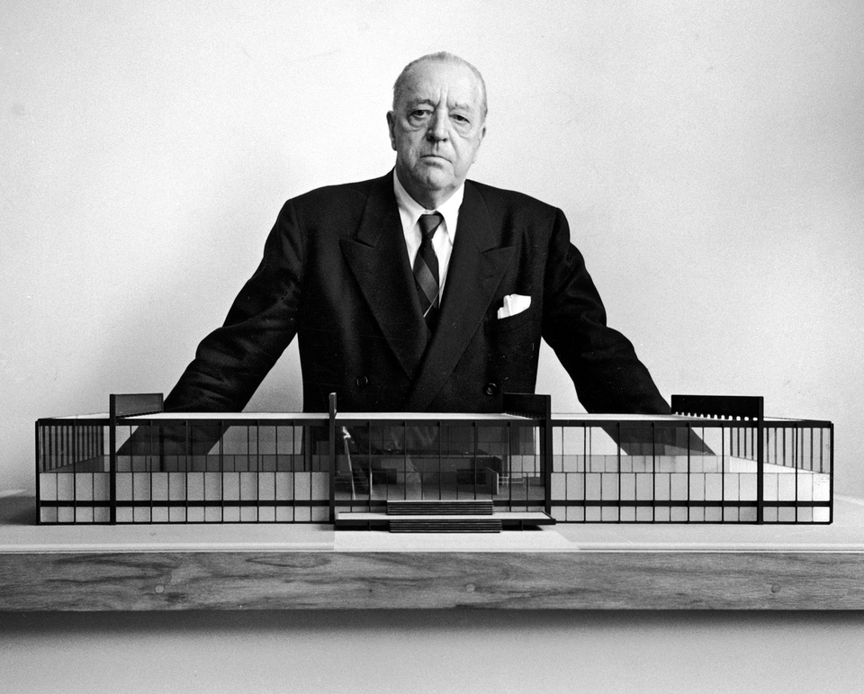 Mies Van der Rohe a Crown Hall modellej felé magasodva // fotó: Arthur Siegel // Chicago History Museum #ICHi-15955.