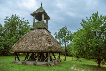 A vidék még jellegzetesebb építményei a szoknyás haranglábak. Történetük a 18. századig nyúlik vissza, amikor a protestáns templomokhoz nem volt megengedett a kőtornyok építése. A Pankasz dobján álló 270 éves, zsúpfedésű szoknyás harangláb a környék, és az őrségi nemzeti park legfőbb jelképe is.

 
