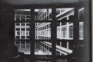 Bőrfotel és üvegasztal egy emeleti társalgóban. MÉ 1986. Forrás: Virtuális leletmentés
