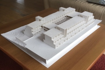 A maketten jól látható az épület szimmetrikus, tagolt tömege, 2022. Forrás: Virtuális leletmentés

