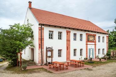 Az 1840-es években épült őriszentpéteri gőzmalom régi épületének hasznosítása a helyi közösségi funkciókhoz már az 1990-es évek elején megkezdődött, ekkor készült el a mögötte álló pajtaszínház. A főépület 2002 óta teljesen felújított teleház, néhány éve látogatóközpont, kiállítótér.

 
